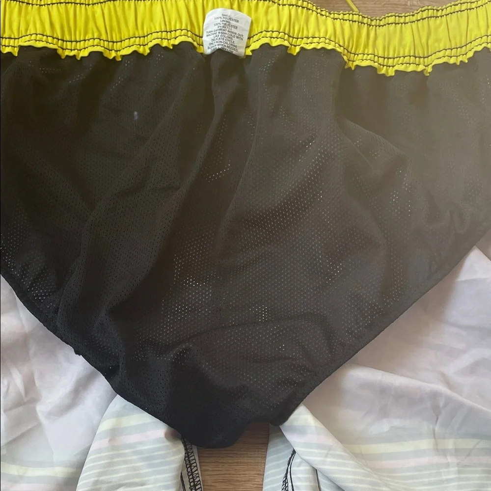 Wave Zone Men’s Striped Swim Shorts Large Vibrant Beach Trunks